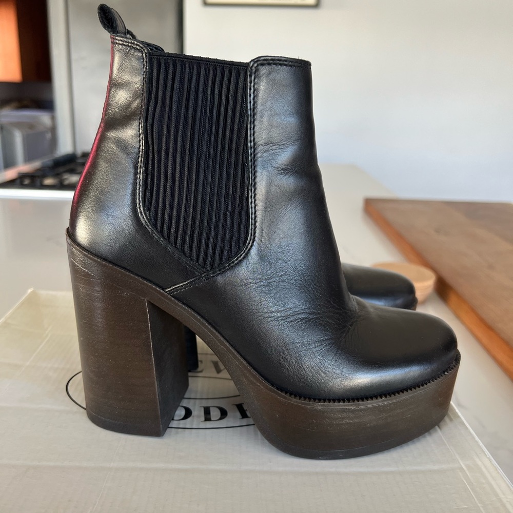 STEVE MADDEN women leather boots size 8